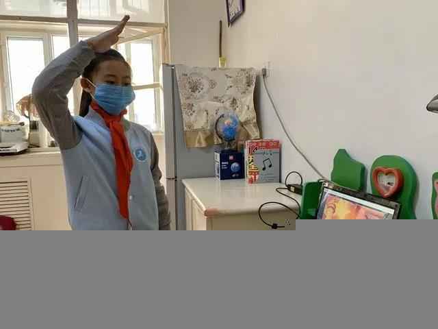 图为少先队员对着屏幕敬队礼。 李捷 摄 呼和浩特市“云开学”首日:学生满意家长放心