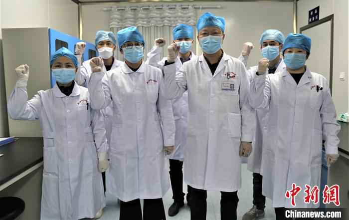  探访新疆兵团“核酸检测人员”：离病毒最近 如“雷区”排雷