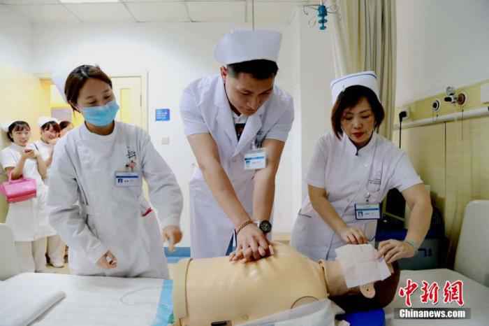  世卫组织：全球护理从业人员达2790万 仍面临短缺